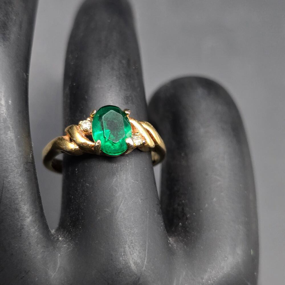 DAC Green Glass Rhinestone Ring Gold Tone Size 7 Costume Jewelry